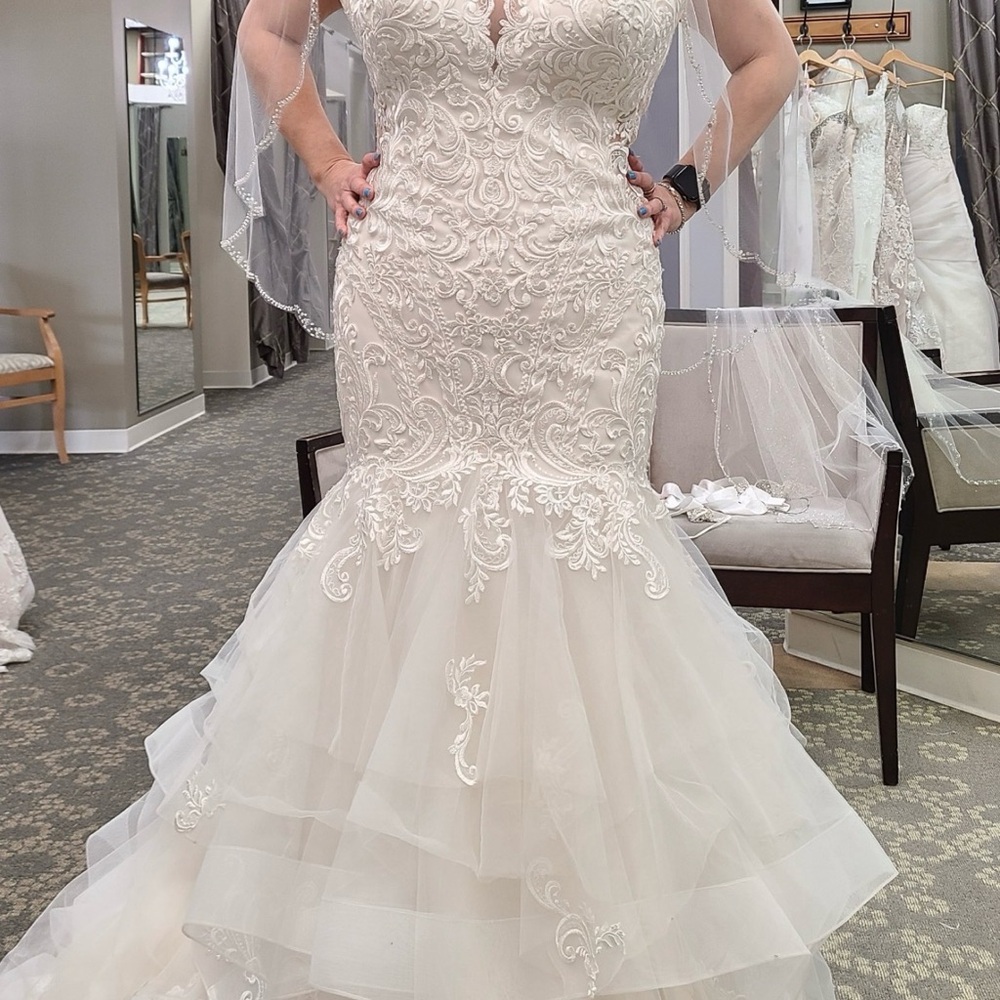 Morilee Alexis Mermaid wedding dress with veil. Never worn